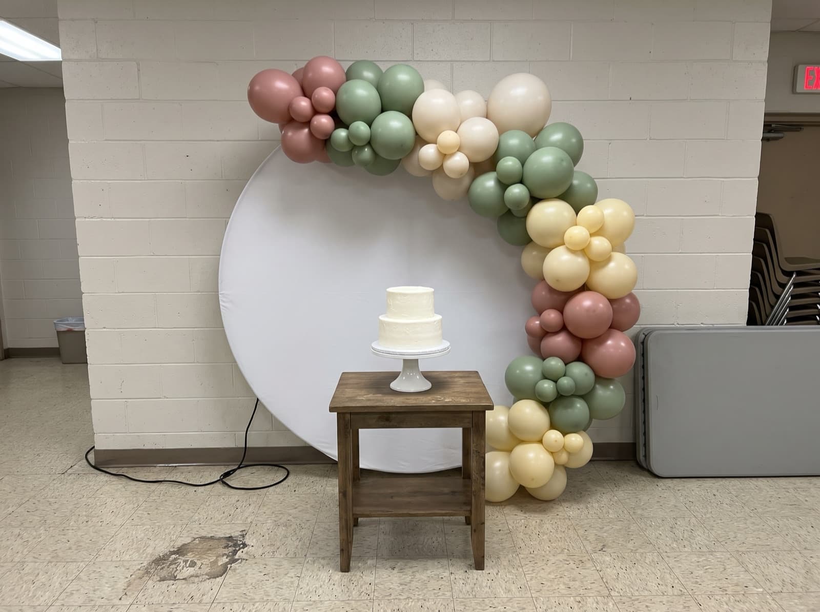 Round backdrop with a pastel organic balloon garland