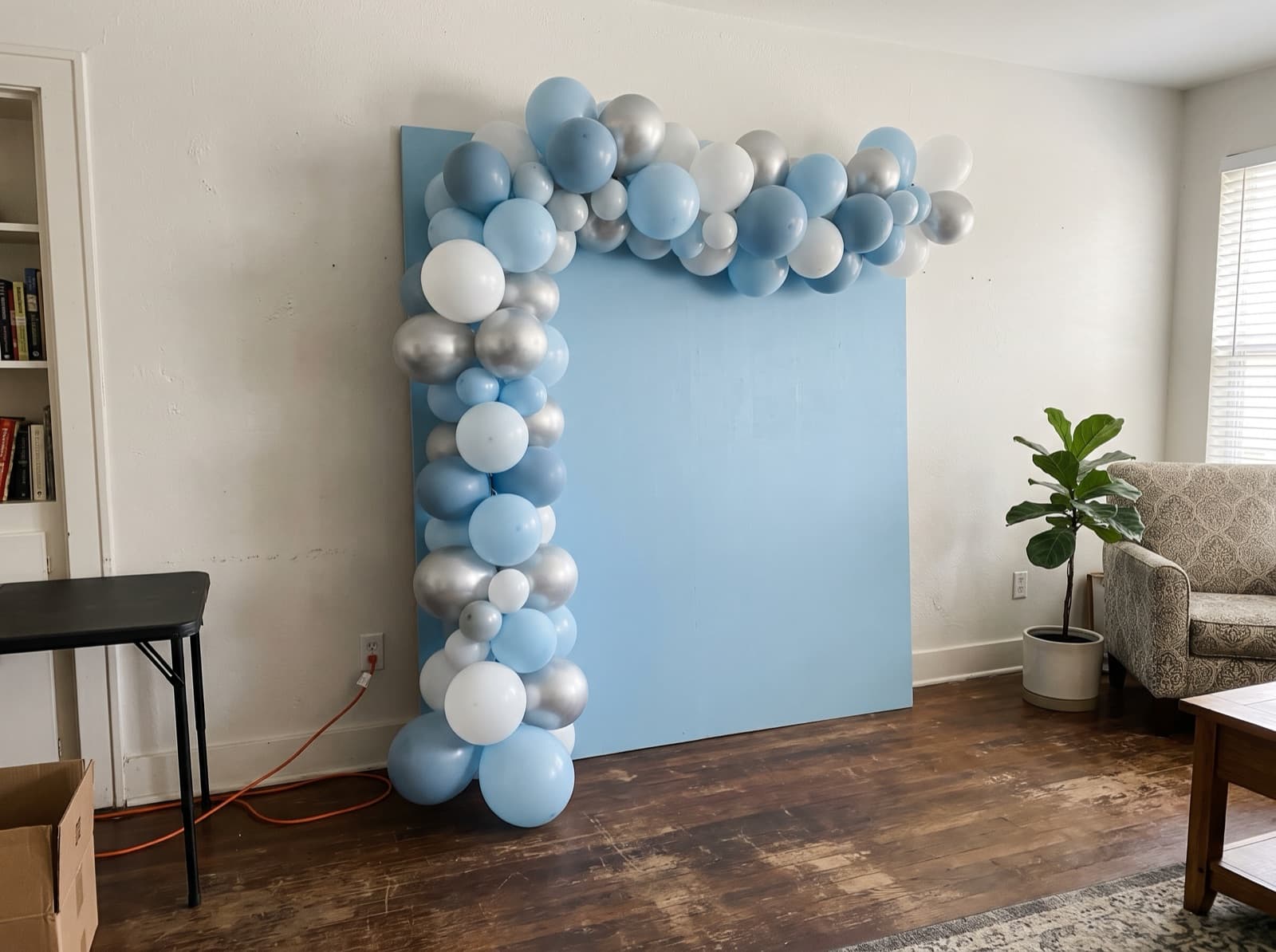 Square backdrop with a garland up one side