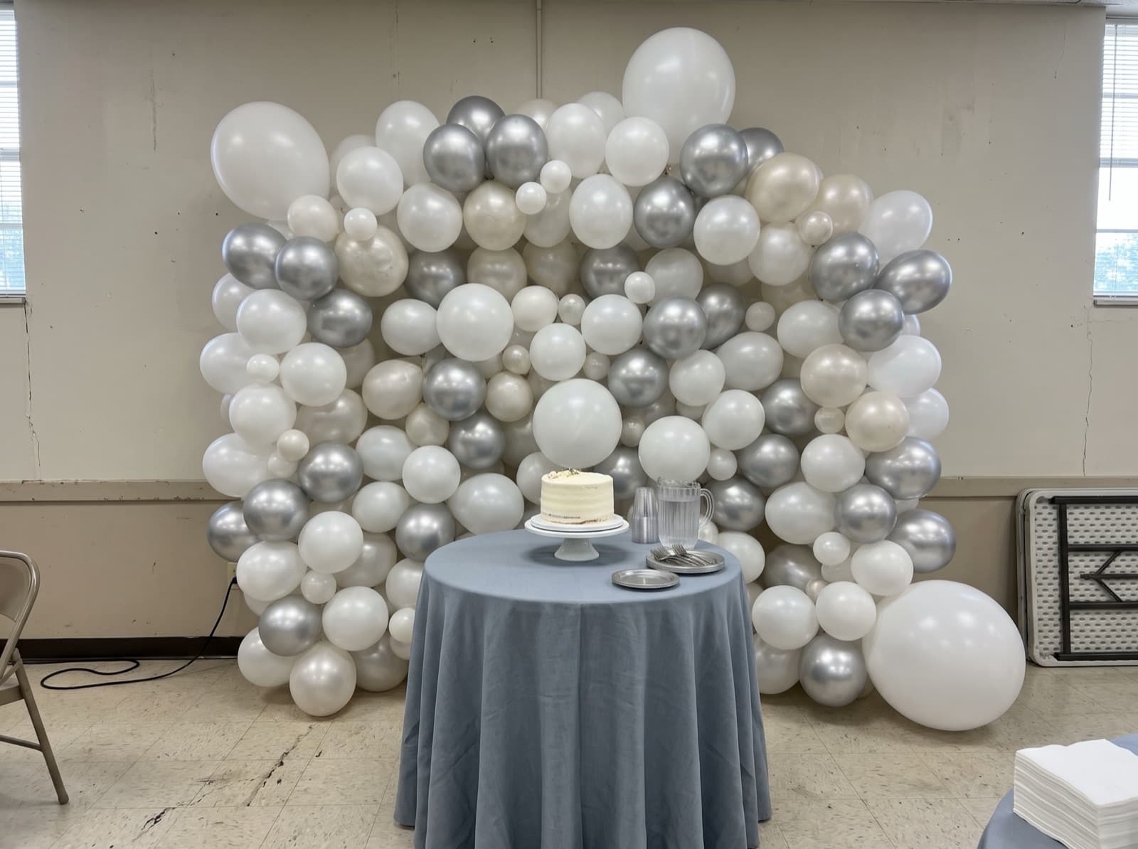 Organic balloon wall in white, pearl and silver